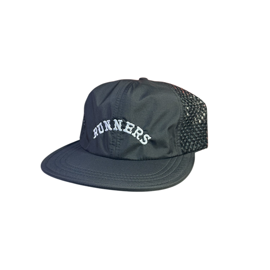 ARCH LOGO RUNNERS HAT - BLACK